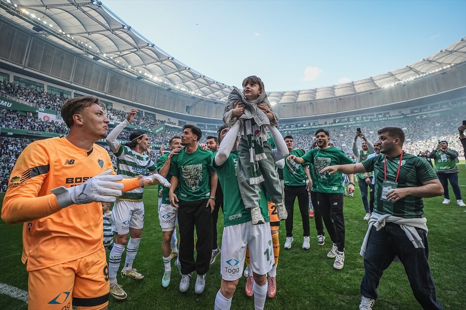 Bursaspor, şampiyonluğunu ilan ederek 1. Lig'e yükselmeyi garantiledi