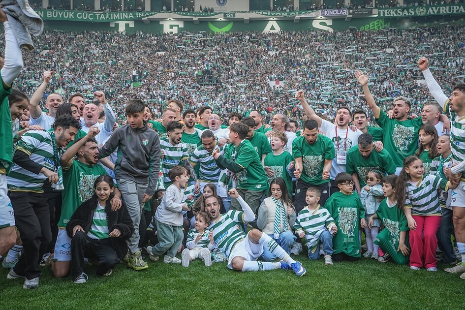 Bursaspor, şampiyonluğunu ilan ederek 1. Lig'e yükselmeyi garantiledi