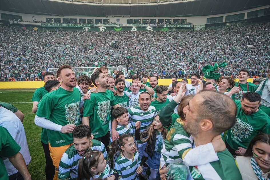 Bursaspor, şampiyonluğunu ilan ederek 1. Lig'e yükselmeyi garantiledi