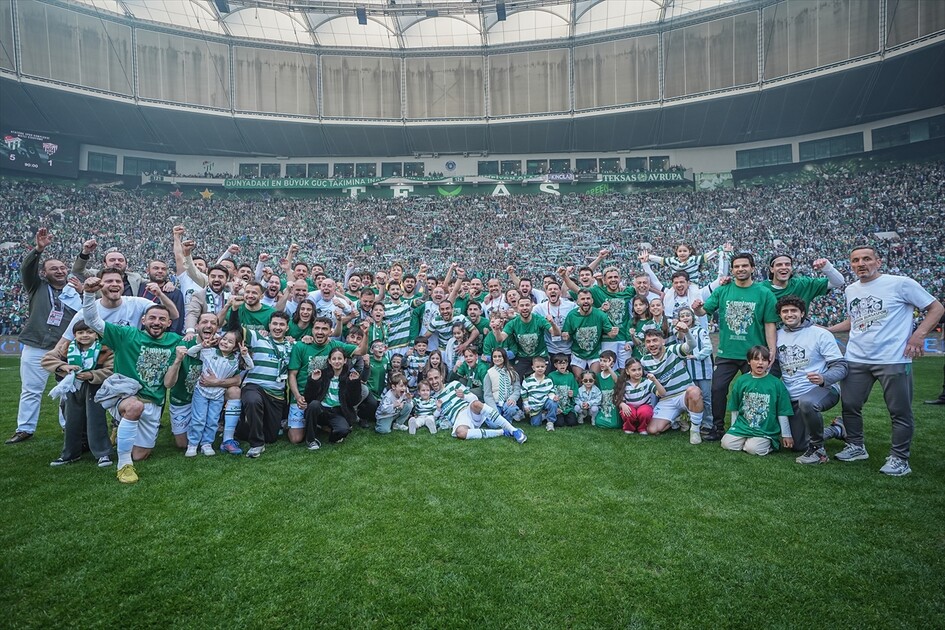 Bursaspor, şampiyonluğunu ilan ederek 1. Lig'e yükselmeyi garantiledi