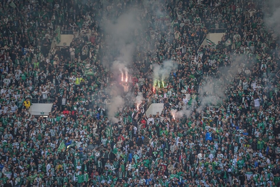 Bursaspor, şampiyonluğunu ilan ederek 1. Lig'e yükselmeyi garantiledi