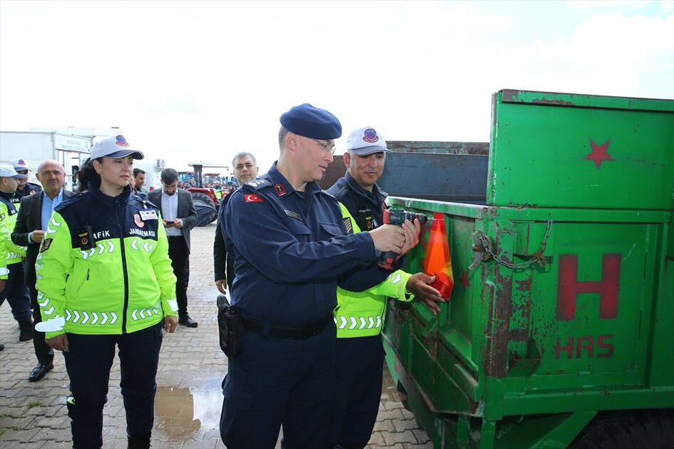 Jandarmanın girişimiyle traktörler için fenni muayene hizmeti çiftçinin ayağına gitti