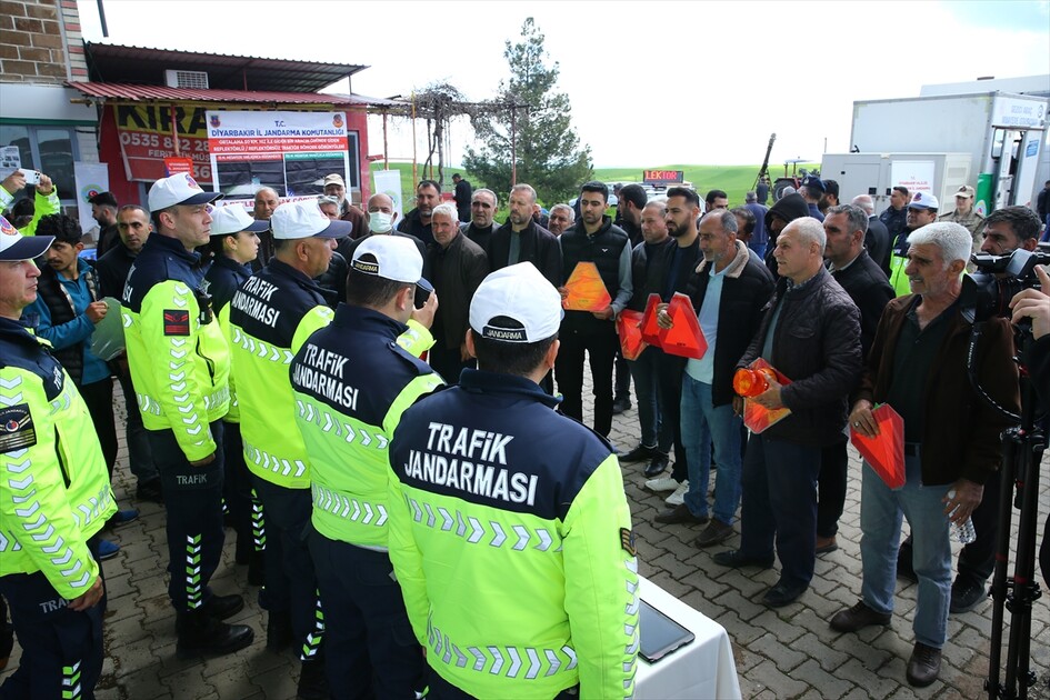 Jandarmanın girişimiyle traktörler için fenni muayene hizmeti çiftçinin ayağına gitti