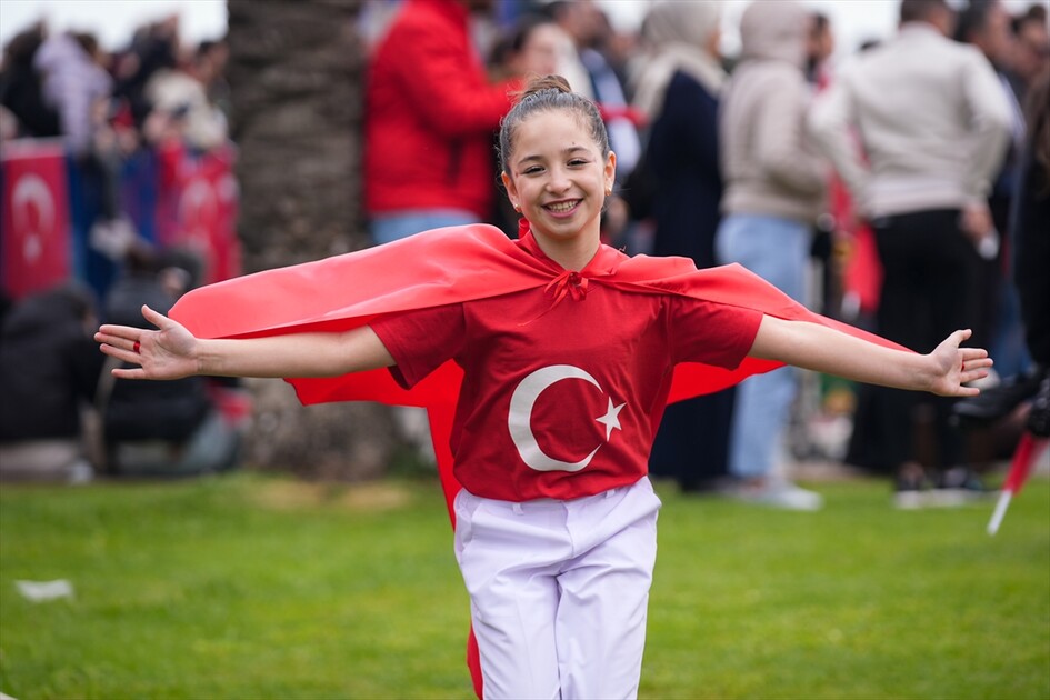 İzmir'de 23 Nisan Ulusal Egemenlik ve Çocuk Bayramı kutlandı