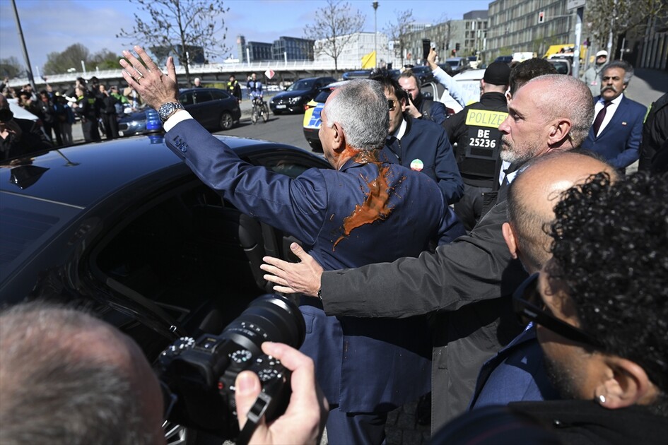Red liquid thrown at exiled Iranian Prince Reza Pahlavi in Berlin
