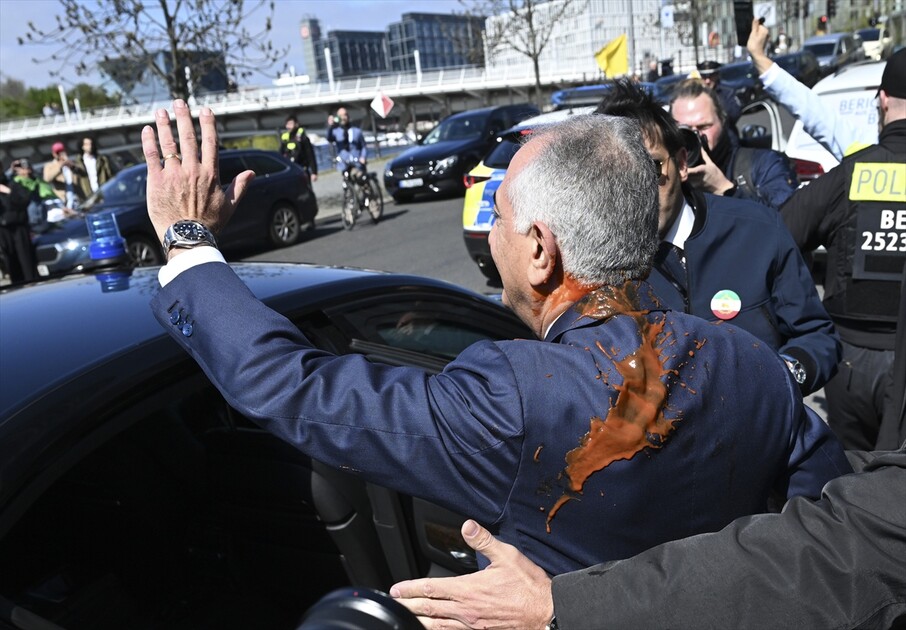 Red liquid thrown at exiled Iranian Prince Reza Pahlavi in Berlin