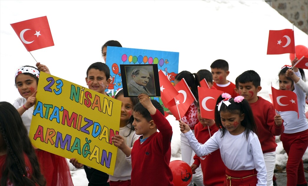 Kars'ta köy okulundaki öğrencilerden anlamlı ve duygusal 23 Nisan yürüyüşü