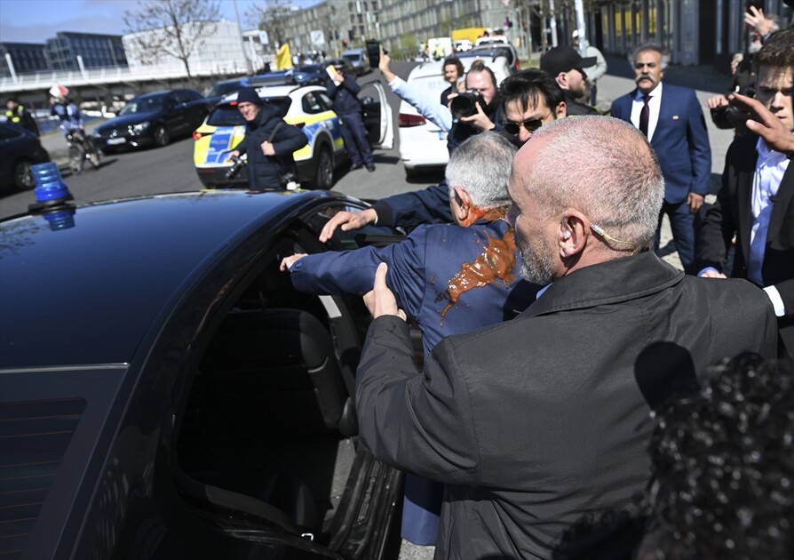Red liquid thrown at exiled Iranian Prince Reza Pahlavi in Berlin