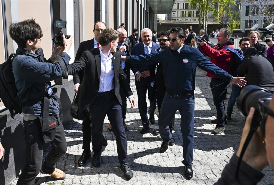 Red liquid thrown at exiled Iranian Prince Reza Pahlavi in Berlin