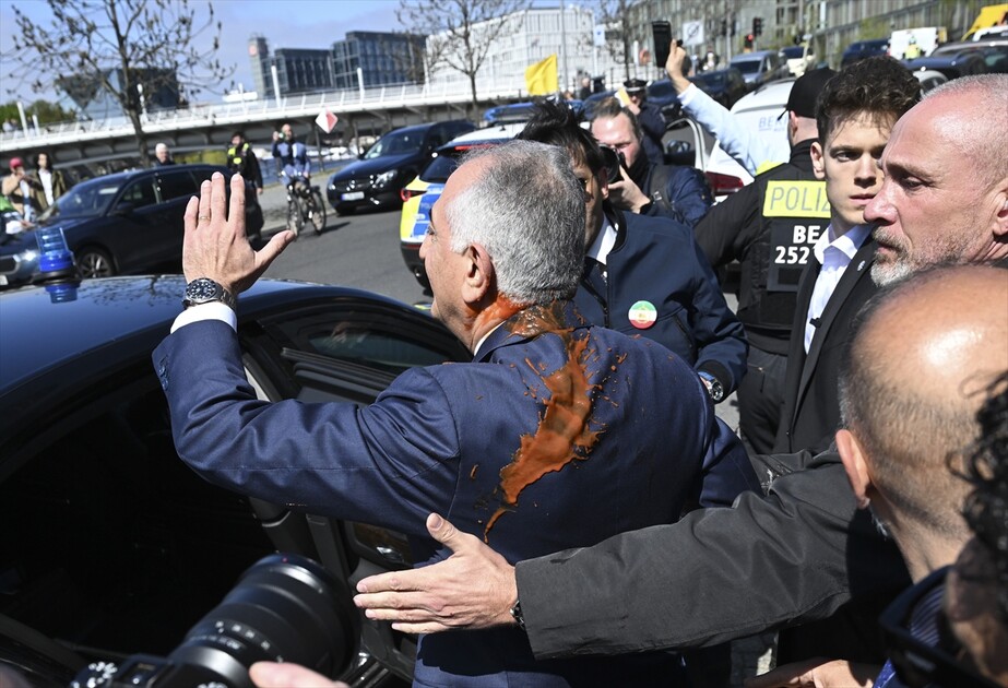 Red liquid thrown at exiled Iranian Prince Reza Pahlavi in Berlin