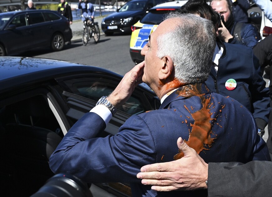 Red liquid thrown at exiled Iranian Prince Reza Pahlavi in Berlin