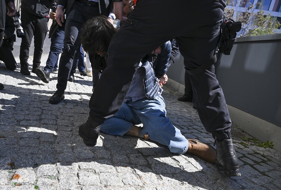 Red liquid thrown at exiled Iranian Prince Reza Pahlavi in Berlin