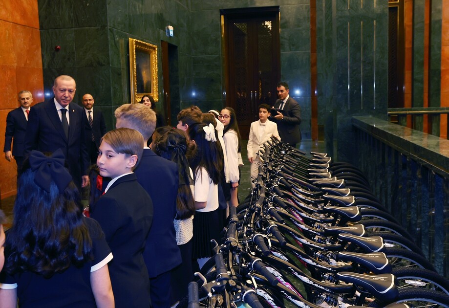 Cumhurbaşkanı Erdoğan, Milli Eğitim Bakanı Tekin ve beraberindeki çocukları kabul etti