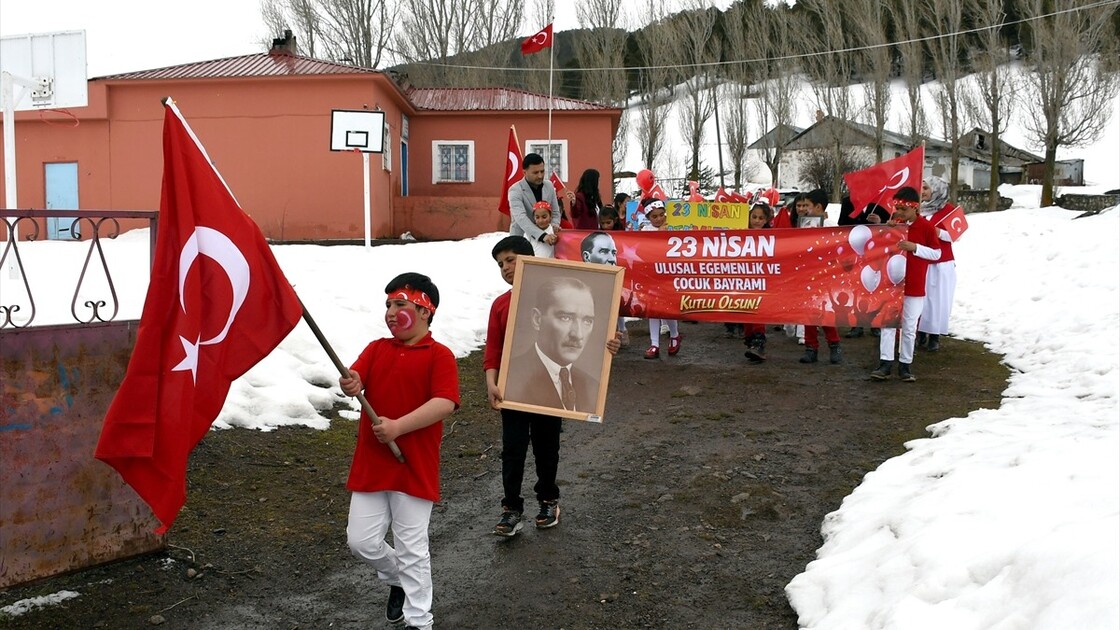 Kars'ta köy okulundaki öğrencilerden anlamlı ve duygusal 23 Nisan yürüyüşü