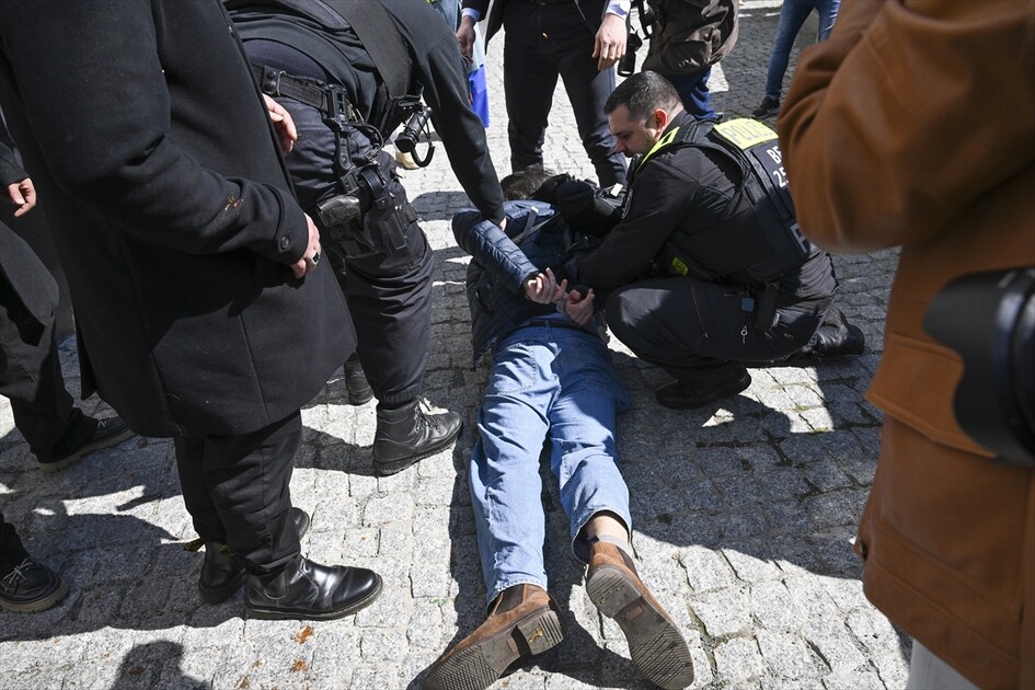 Red liquid thrown at exiled Iranian Prince Reza Pahlavi in Berlin