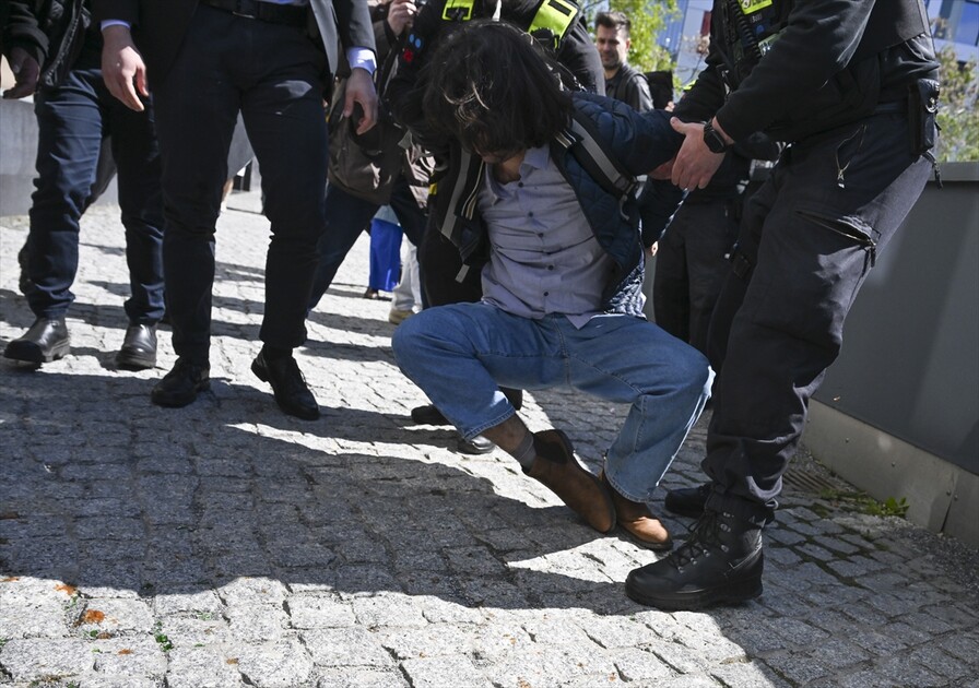 Red liquid thrown at exiled Iranian Prince Reza Pahlavi in Berlin