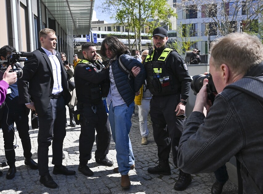 Red liquid thrown at exiled Iranian Prince Reza Pahlavi in Berlin