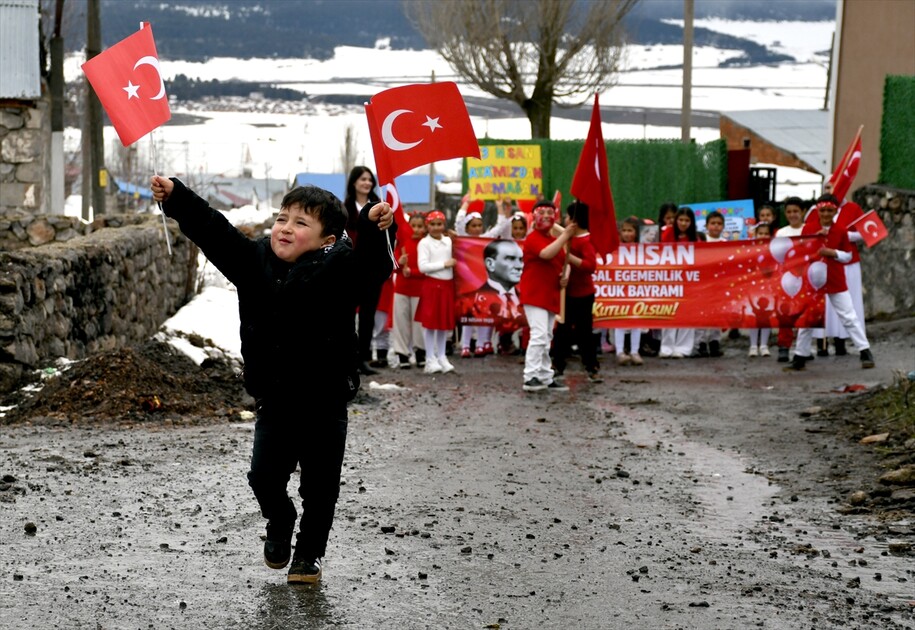 Kars'ta köy okulundaki öğrencilerden anlamlı ve duygusal 23 Nisan yürüyüşü