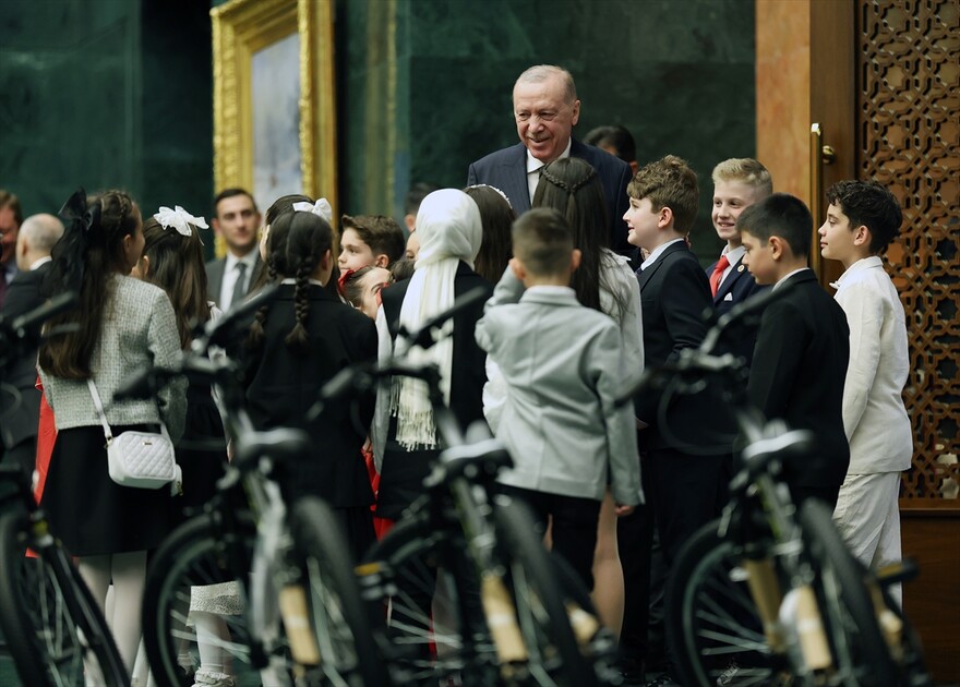 Cumhurbaşkanı Erdoğan, Milli Eğitim Bakanı Tekin ve beraberindeki çocukları kabul etti