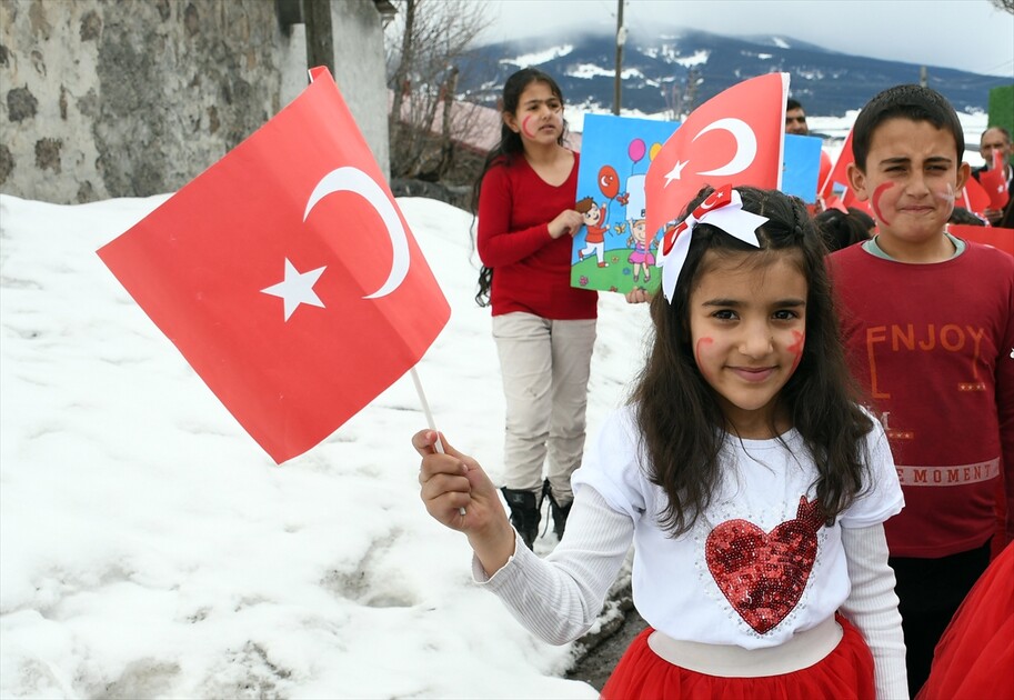 Kars'ta köy okulundaki öğrencilerden anlamlı ve duygusal 23 Nisan yürüyüşü