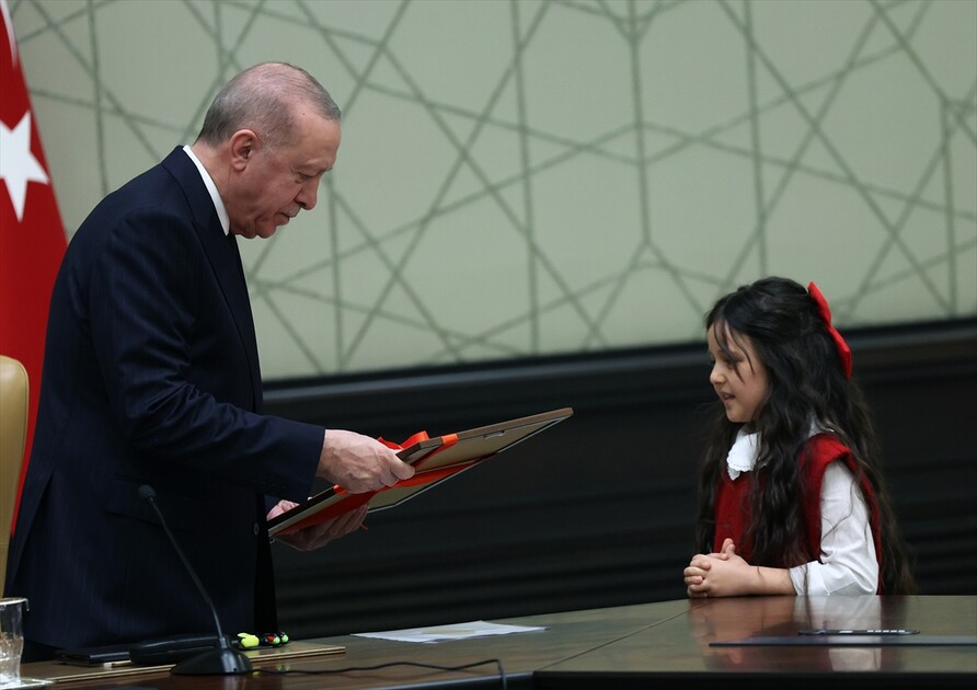 Cumhurbaşkanı Erdoğan, Milli Eğitim Bakanı Tekin ve beraberindeki çocukları kabul etti