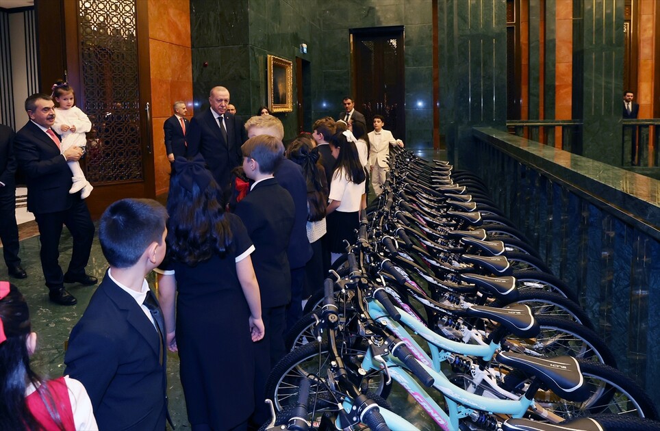 Cumhurbaşkanı Erdoğan, Milli Eğitim Bakanı Tekin ve beraberindeki çocukları kabul etti