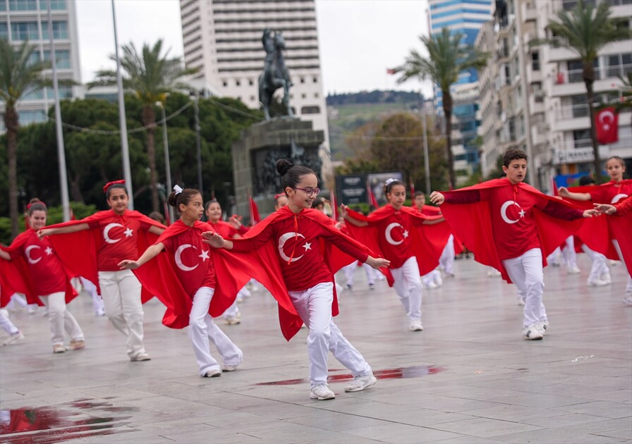 İzmir'de 23 Nisan Ulusal Egemenlik ve Çocuk Bayramı kutlandı