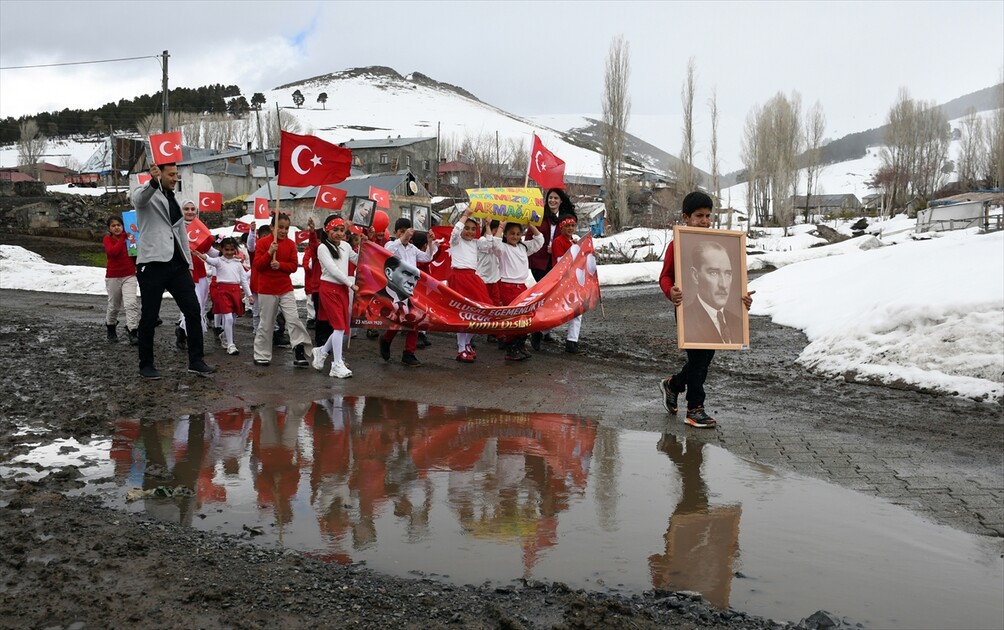 Kars'ta köy okulundaki öğrencilerden anlamlı ve duygusal 23 Nisan yürüyüşü