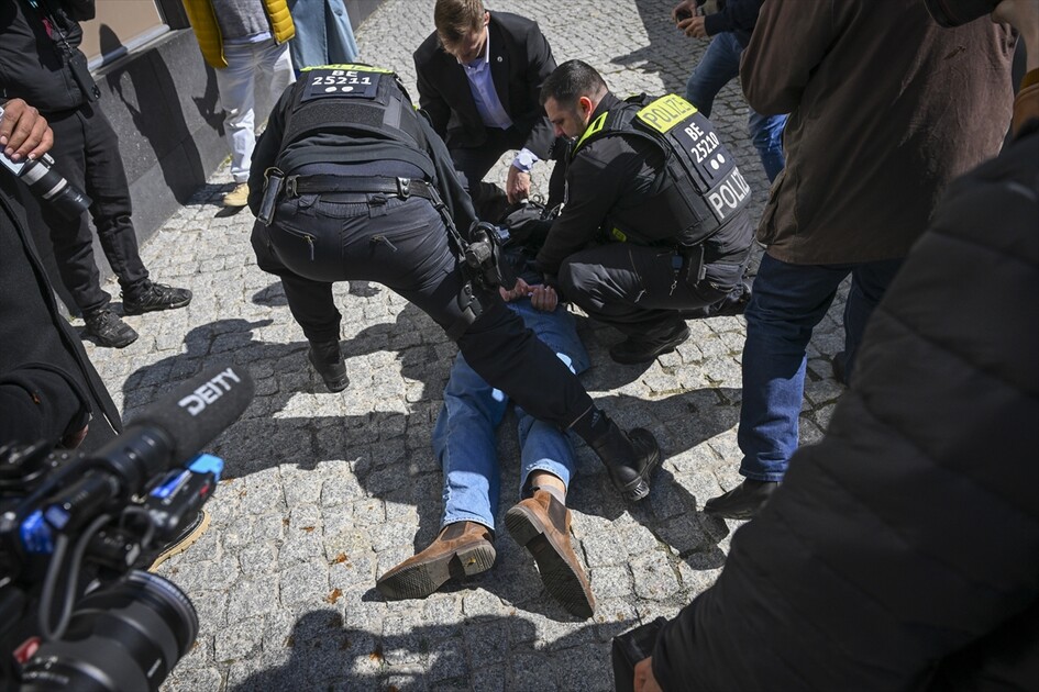 Red liquid thrown at exiled Iranian Prince Reza Pahlavi in Berlin