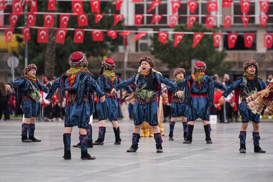 İzmir'de 23 Nisan Ulusal Egemenlik ve Çocuk Bayramı kutlandı