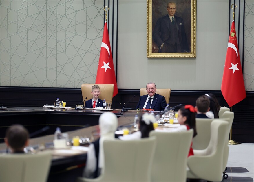 Cumhurbaşkanı Erdoğan, Milli Eğitim Bakanı Tekin ve beraberindeki çocukları kabul etti