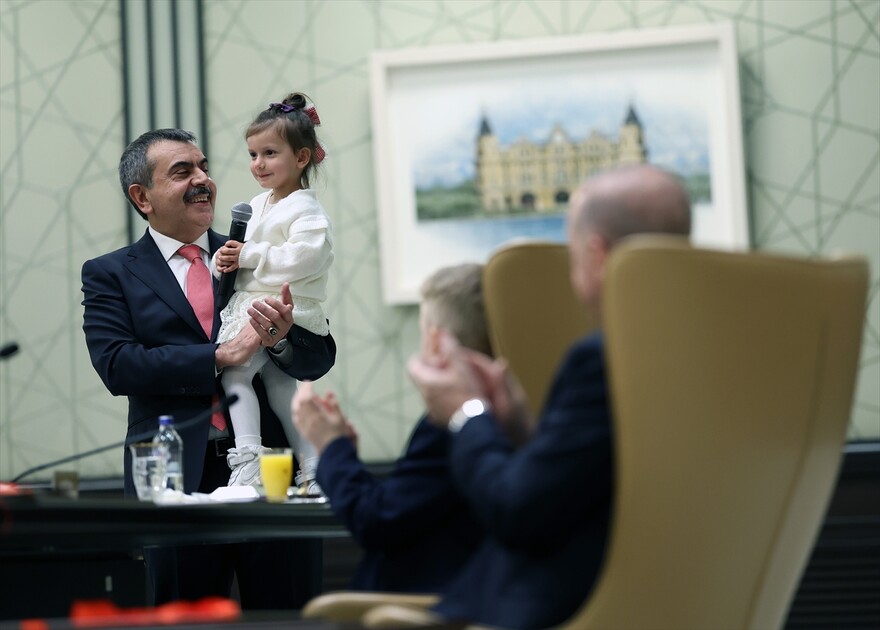 Cumhurbaşkanı Erdoğan, Milli Eğitim Bakanı Tekin ve beraberindeki çocukları kabul etti