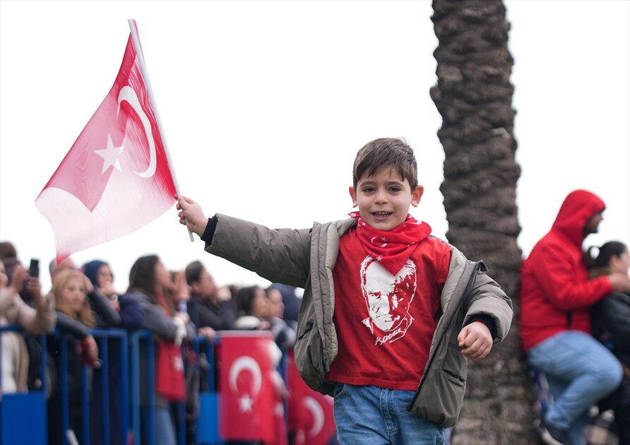 İzmir'de 23 Nisan Ulusal Egemenlik ve Çocuk Bayramı kutlandı
