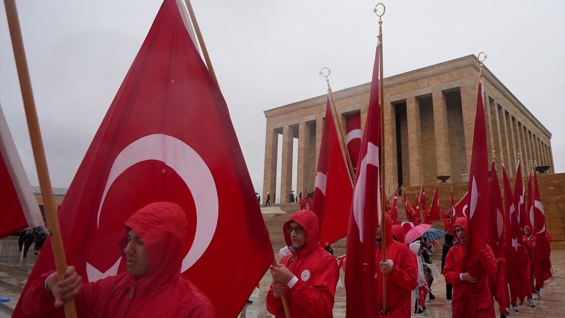 Milli Eğitim Bakanı Tekin, öğretmen ve öğrencilerle Anıtkabir'i ziyaret etti