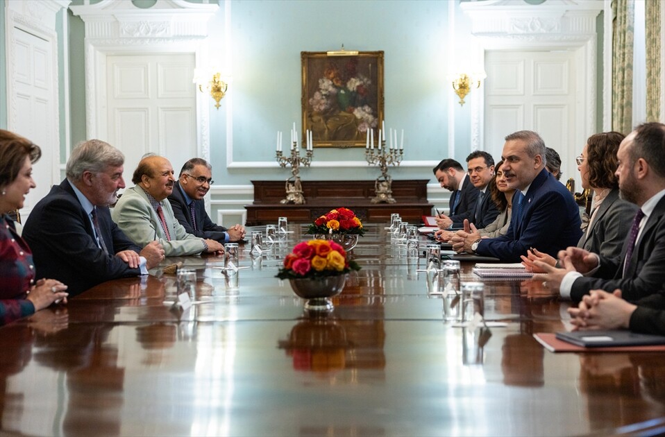 فيدان يلتقي أعضاء من مجلسي البرلمان البريطاني