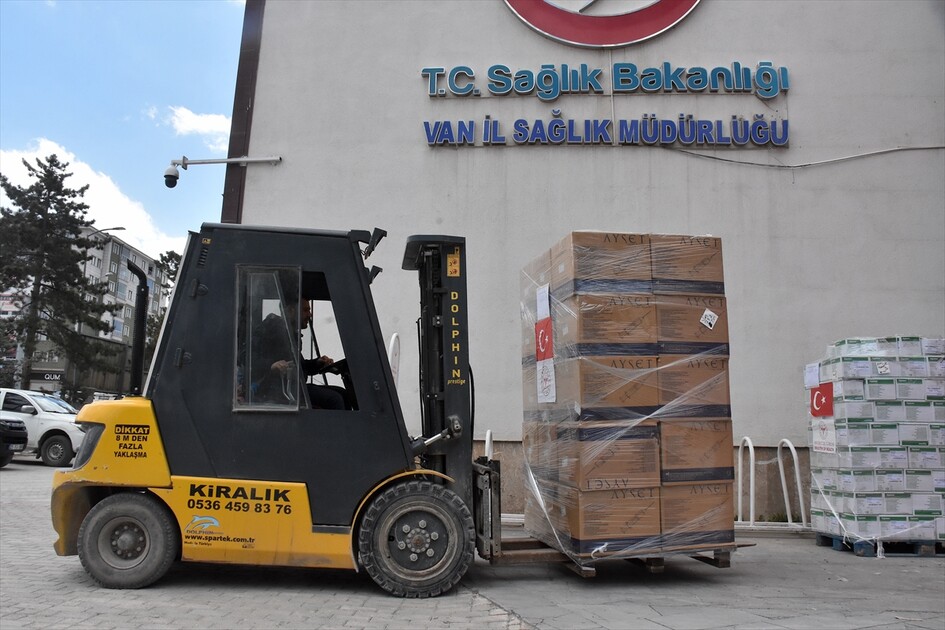 تركيا ترسل 6 شاحنات مساعدات طبية إلى إيران