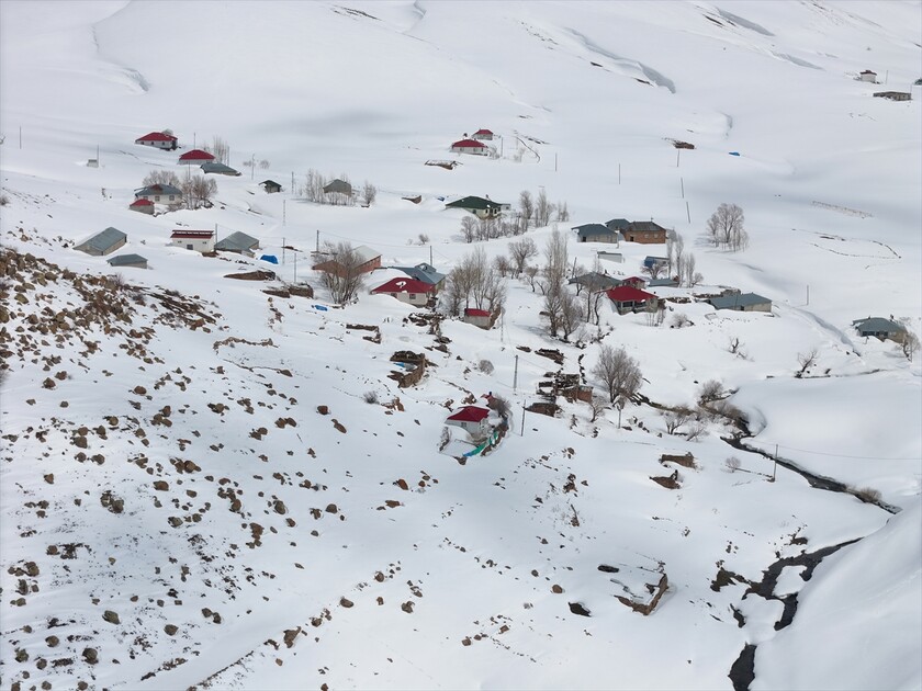 Bingöl'ün kuzeyinde kış, güneyinde bahar yaşanıyor
