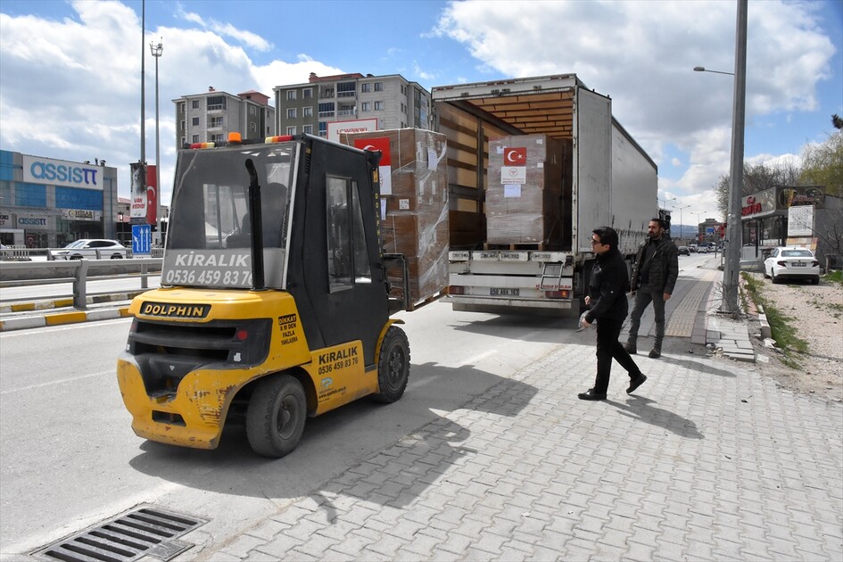 تركيا ترسل 6 شاحنات مساعدات طبية إلى إيران