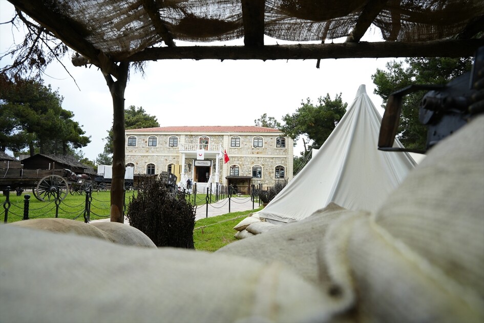 Çanakkale'de harp muhabirleri cephe gerisinde tarihe not düştü