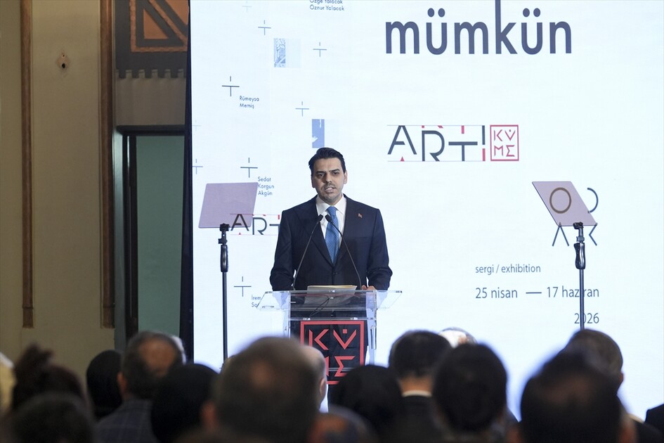 Selçuk Bayraktar, ArtıKÜME 2025 seçkisi ve ODAK Sergisi'nin açılışında konuştu