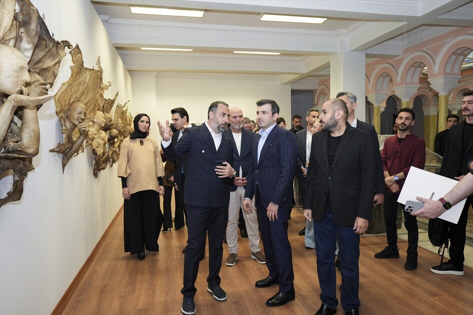 Selçuk Bayraktar, ArtıKÜME 2025 seçkisi ve ODAK Sergisi'nin açılışında konuştu