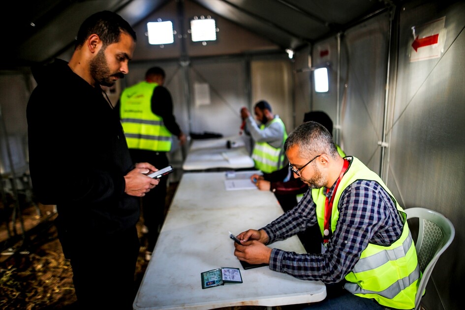 داخل خيام.. دير البلح تشهد أول انتخابات محلية في غزة منذ 22 عاما