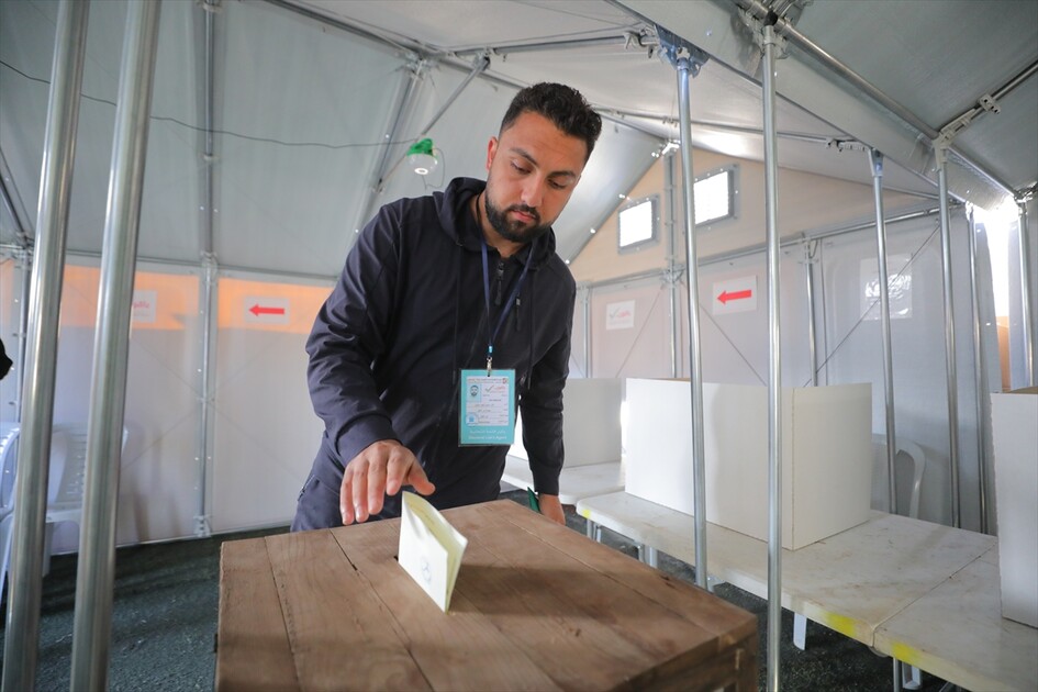 داخل خيام.. دير البلح تشهد أول انتخابات محلية في غزة منذ 22 عاما