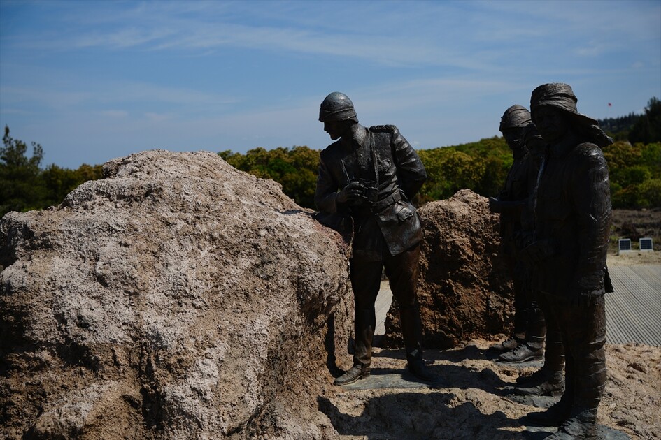 Çanakkale'de harp muhabirleri cephe gerisinde tarihe not düştü