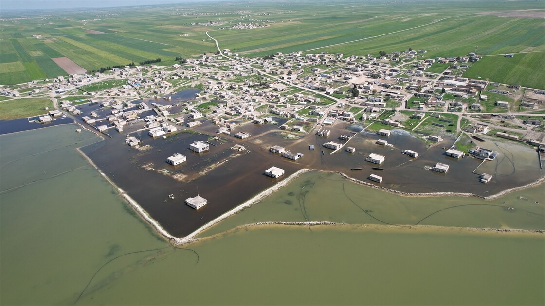 سوريا.. سيول تغرق منازل وأراضي عشرات العائلات بريف إدلب