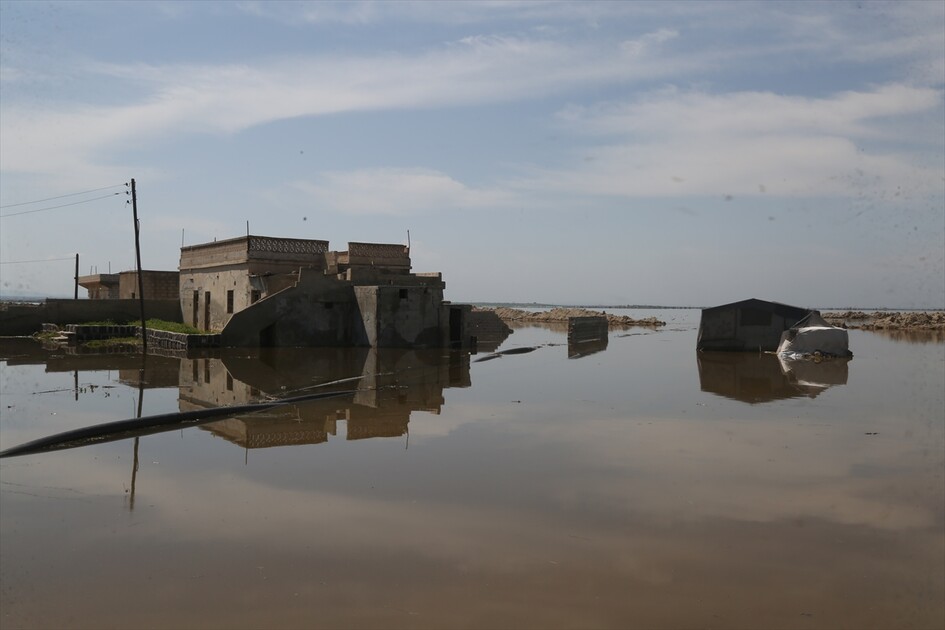 سوريا.. سيول تغرق منازل وأراضي عشرات العائلات بريف إدلب