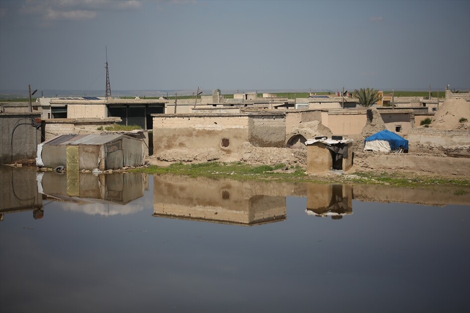 سوريا.. سيول تغرق منازل وأراضي عشرات العائلات بريف إدلب