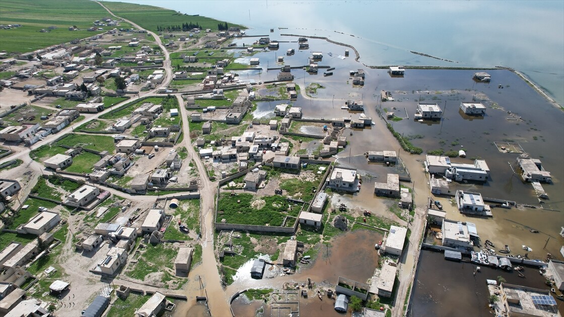 سوريا.. سيول تغرق منازل وأراضي عشرات العائلات بريف إدلب