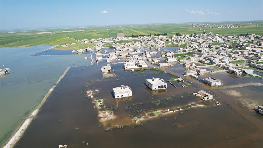 سوريا.. سيول تغرق منازل وأراضي عشرات العائلات بريف إدلب