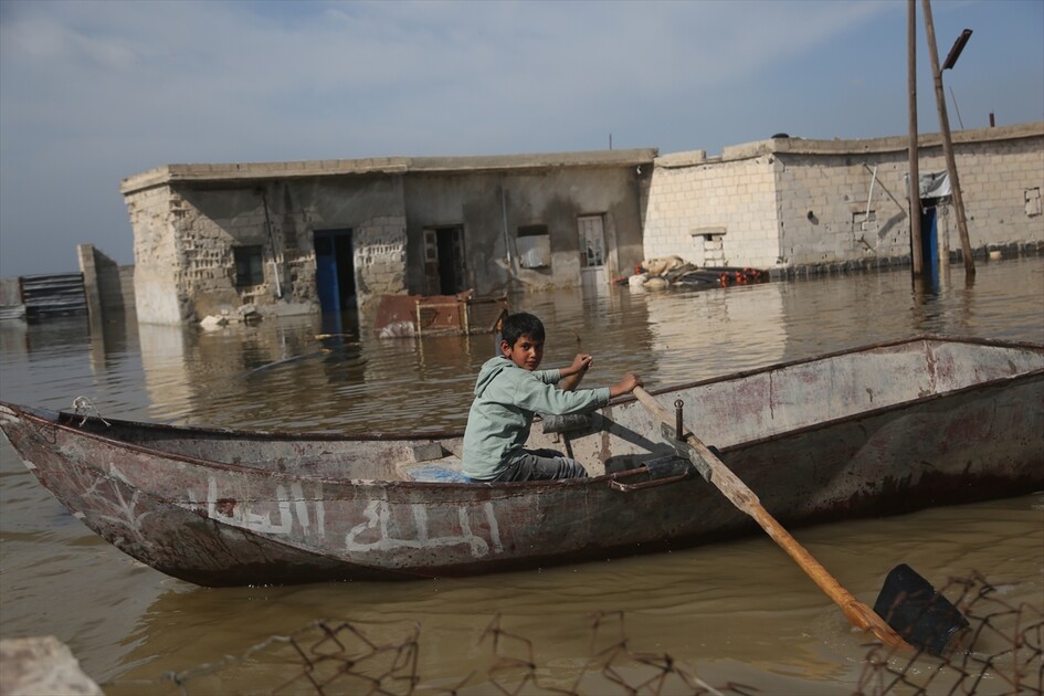 سوريا.. سيول تغرق منازل وأراضي عشرات العائلات بريف إدلب